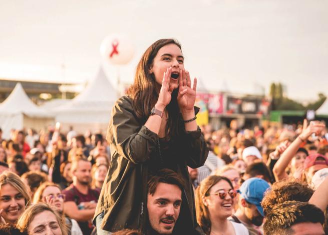 jeune femme assises sur des épaules à un concert