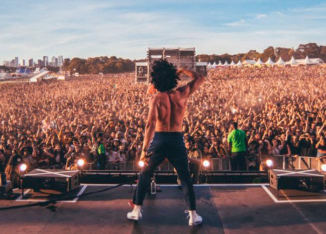 homme debout de dos sur une scène de concert